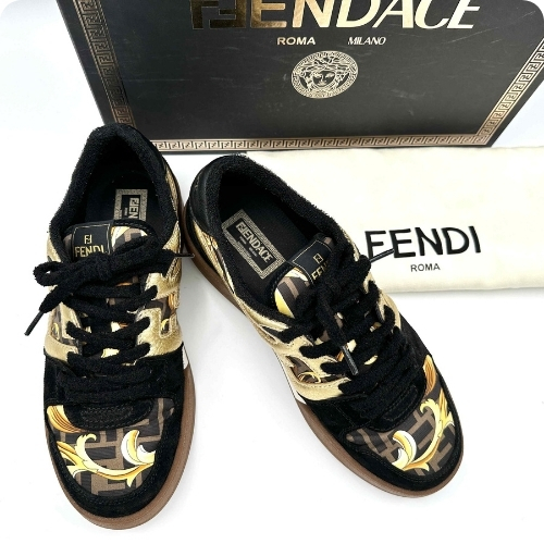FENDIスニーカー